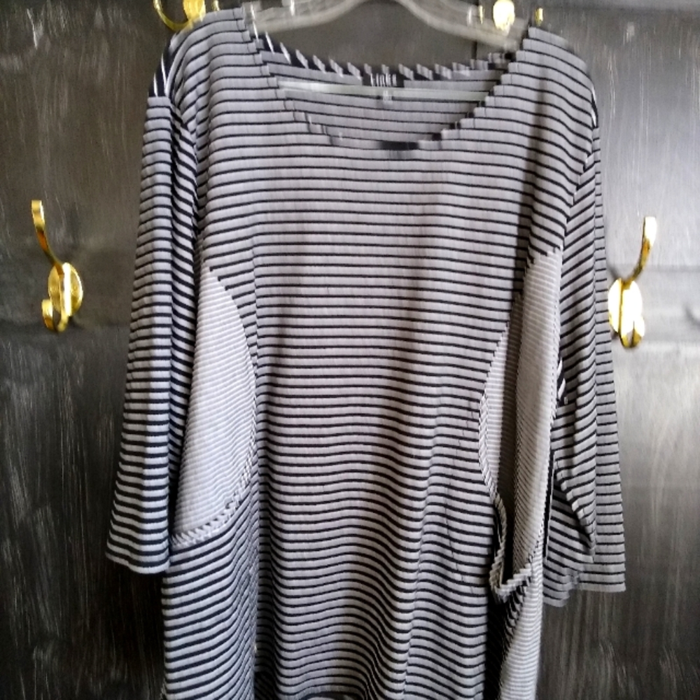 Woman's 3x black and white top